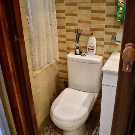 Centre Pied-a-terre Near Food Market And Walking Distance To Bus Terminus *