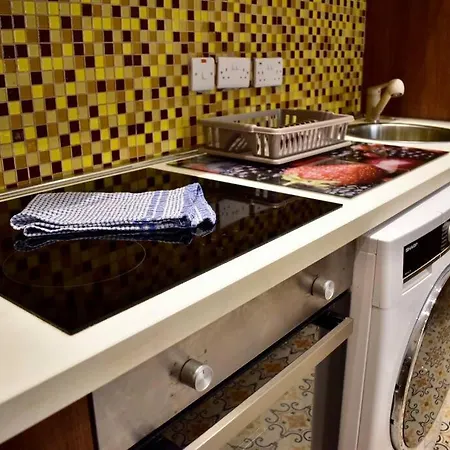 Centre Pied-a-terre Near Food Market And Walking Distance To Bus Terminus * ואלטה