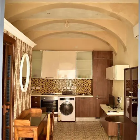 Appartement Centre Pied-a-terre Near Food Market And Walking Distance To Bus Terminus *