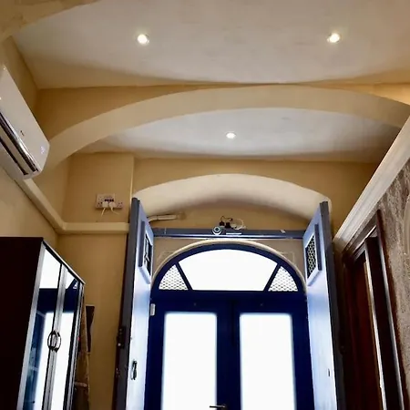 Centre Pied-a-terre Near Food Market And Walking Distance To Bus Terminus *