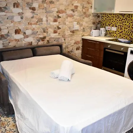 Centre Pied-a-terre Near Food Market And Walking Distance To Bus Terminus *