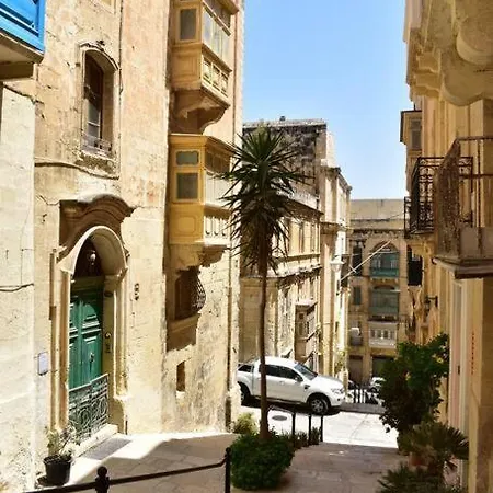 Centre Pied-a-terre Near Food Market And Walking Distance To Bus Terminus