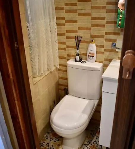 Centre Pied-a-terre Near Food Market And Walking Distance To Bus Terminus *