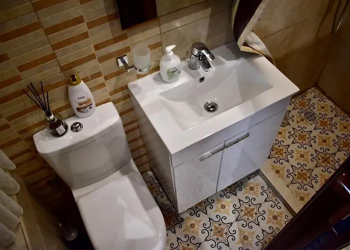 Apartament Centre Pied-a-terre Near Food Market And Walking Distance To Bus Terminus *