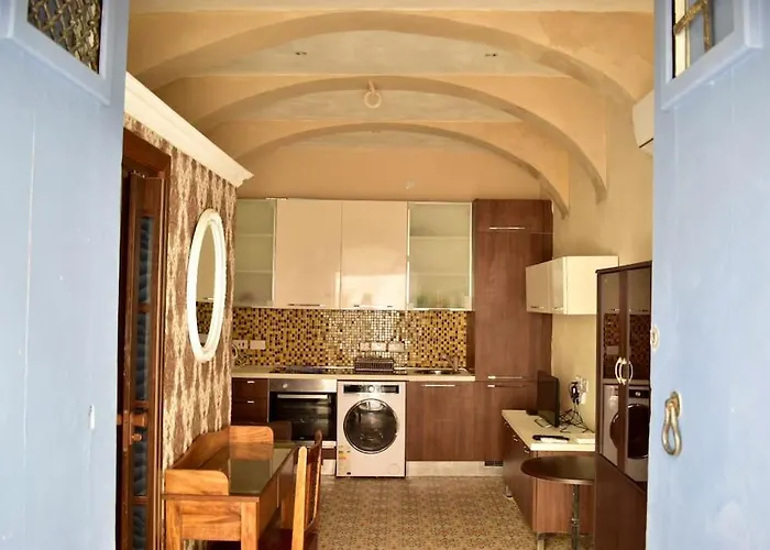 Apartment Centre Pied-a-terre Near Food Market And Walking Distance To Bus Terminus *