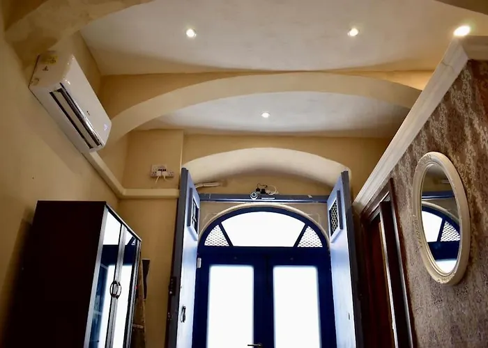 Centre Pied-a-terre Near Food Market And Walking Distance To Bus Terminus *